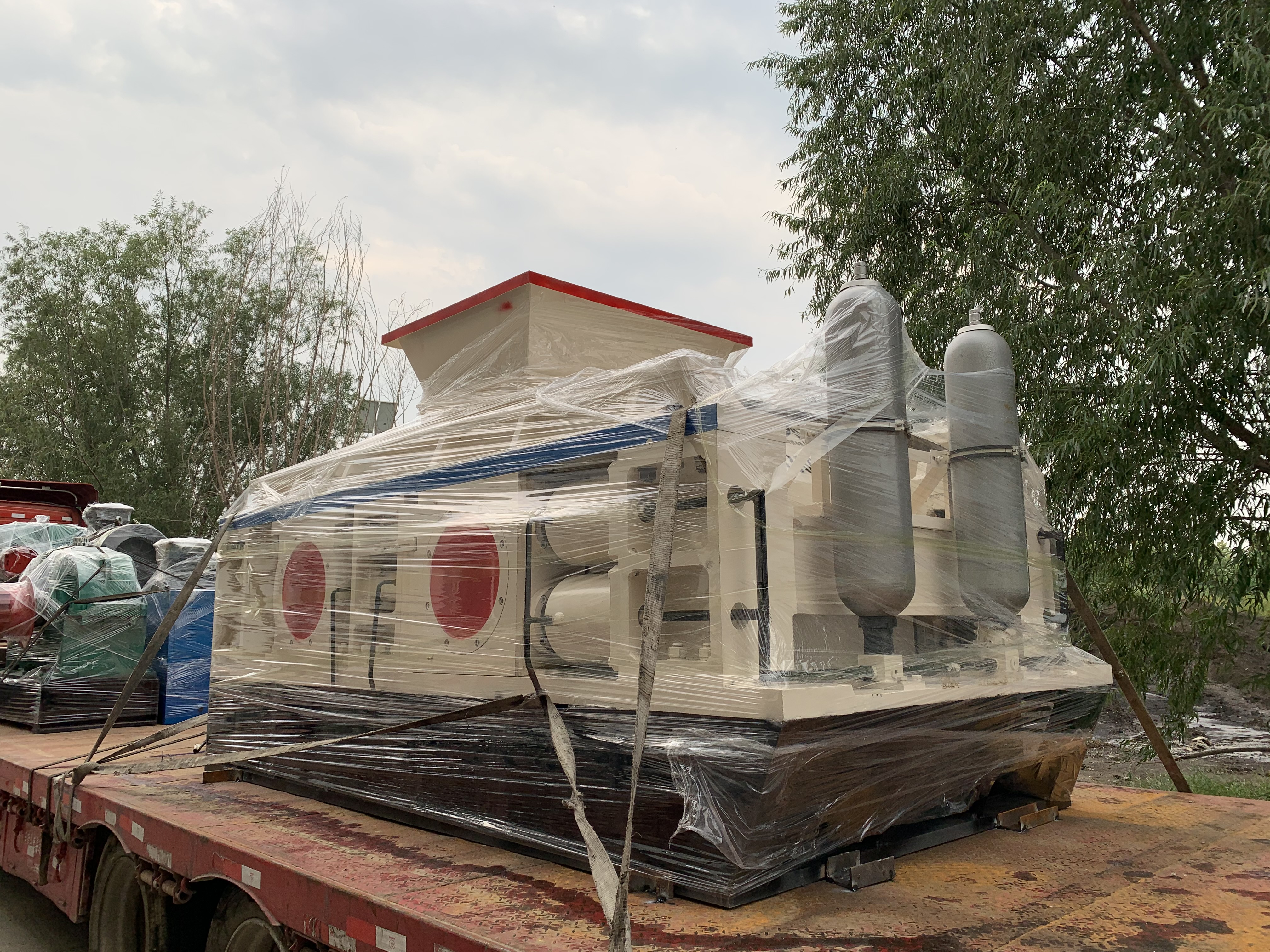 環(huán)保河卵石對(duì)輥制砂機(jī)